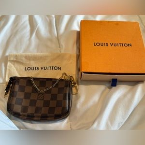 Louis Vuitton- Mini Pochette Accessoires

Damier Ebene